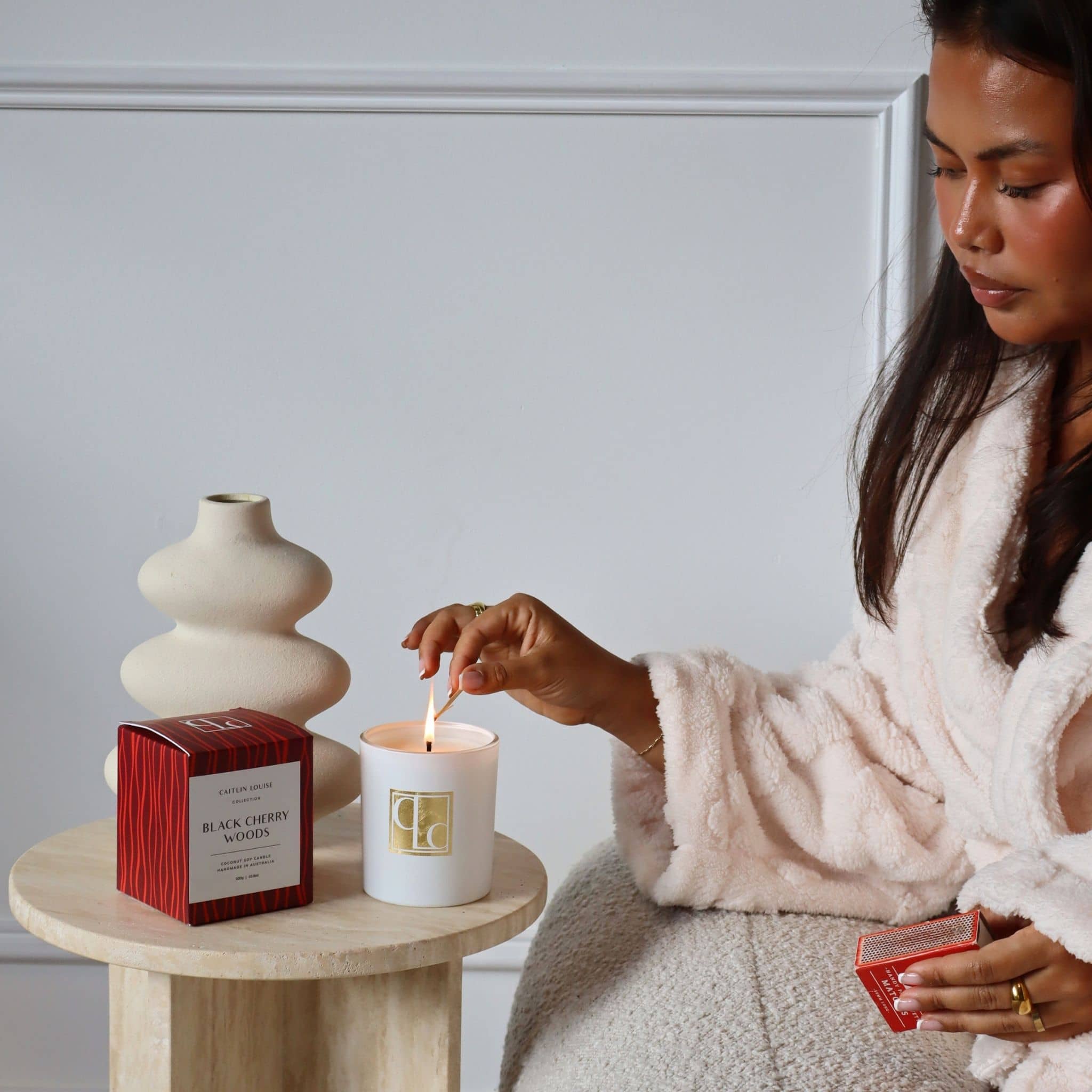 Model lighting Black Cherry Woods candle
